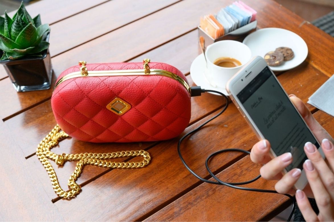 clutch-e bag fashion tech technology smartphone app power bank rfid blocking